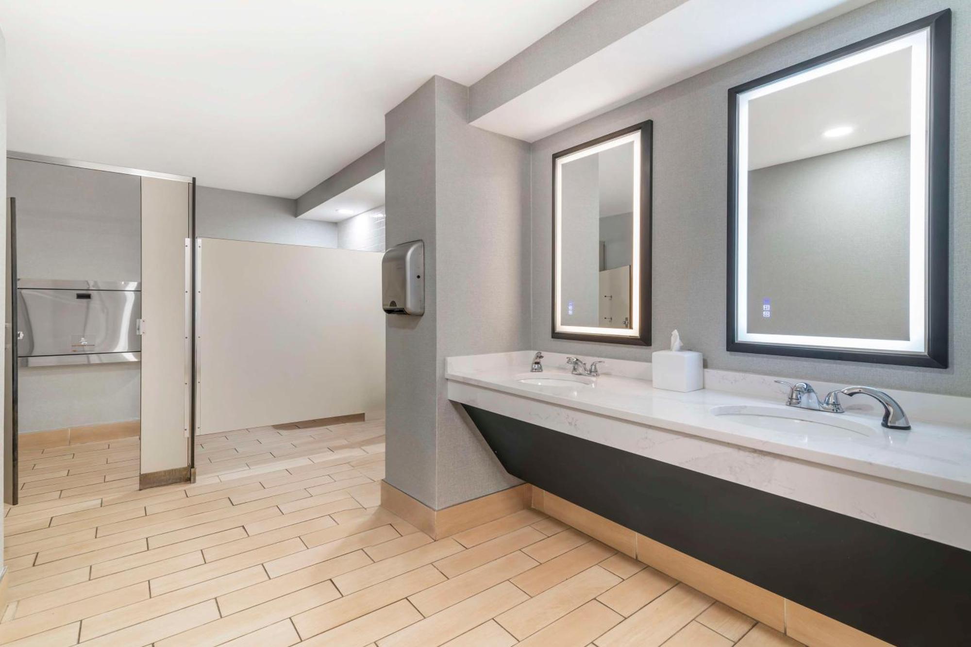 Hilton Garden Inn Portland Airport Екстер'єр фото